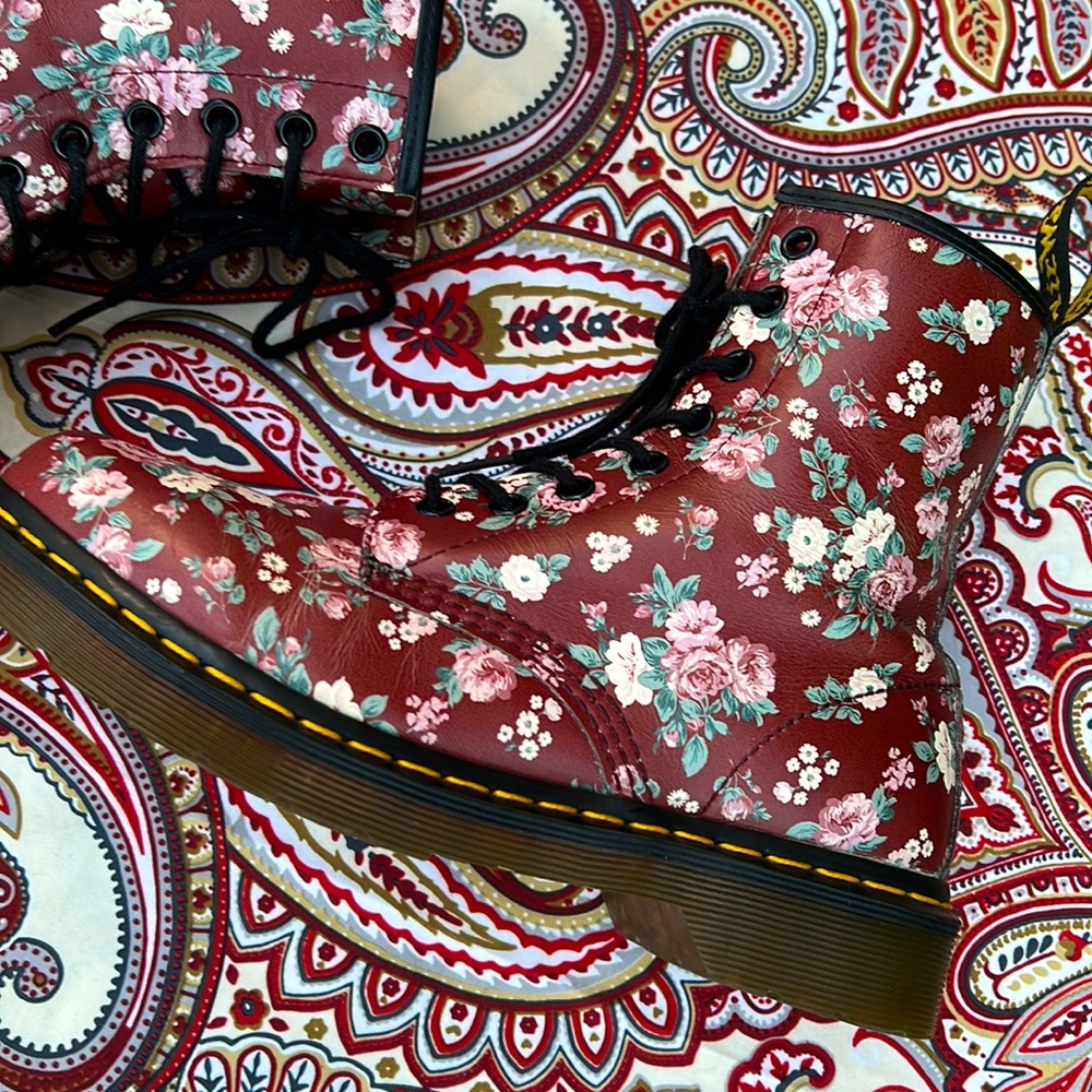 🌺🌸 Dr. Martens Burgundy Rose Floral Boots 🌸🌺 - Picture 14 of 16